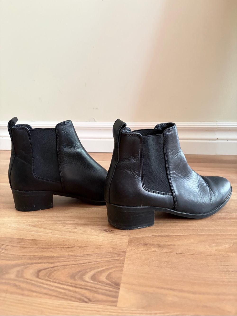 Steve Madden Black Leather Chelsea Ankle Boots
